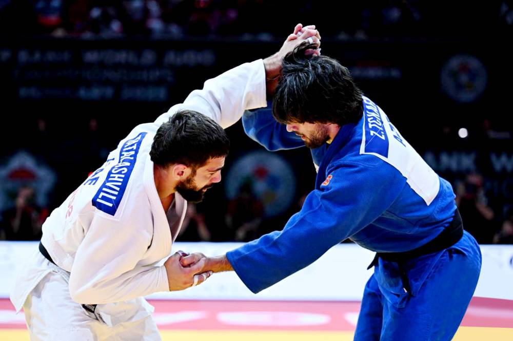 لاعب الإمارات طلال خلال مباراة سابقة