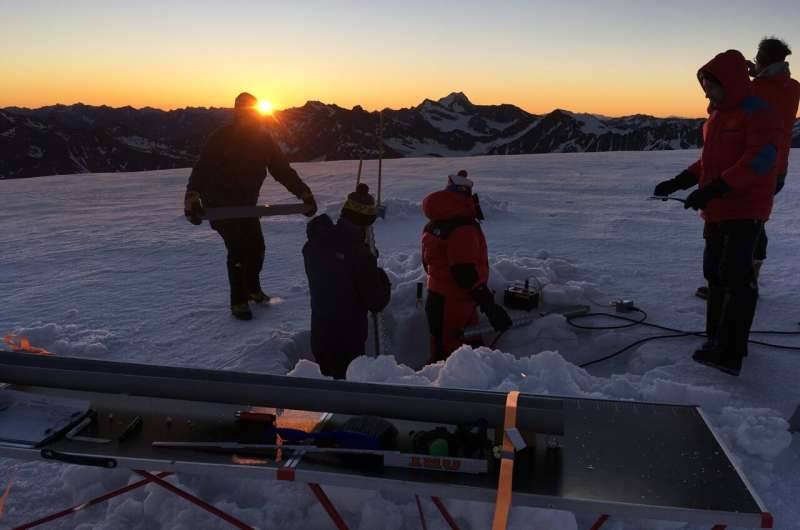 علماء خلال عملية إنقاذ عينات جليدية نادرة