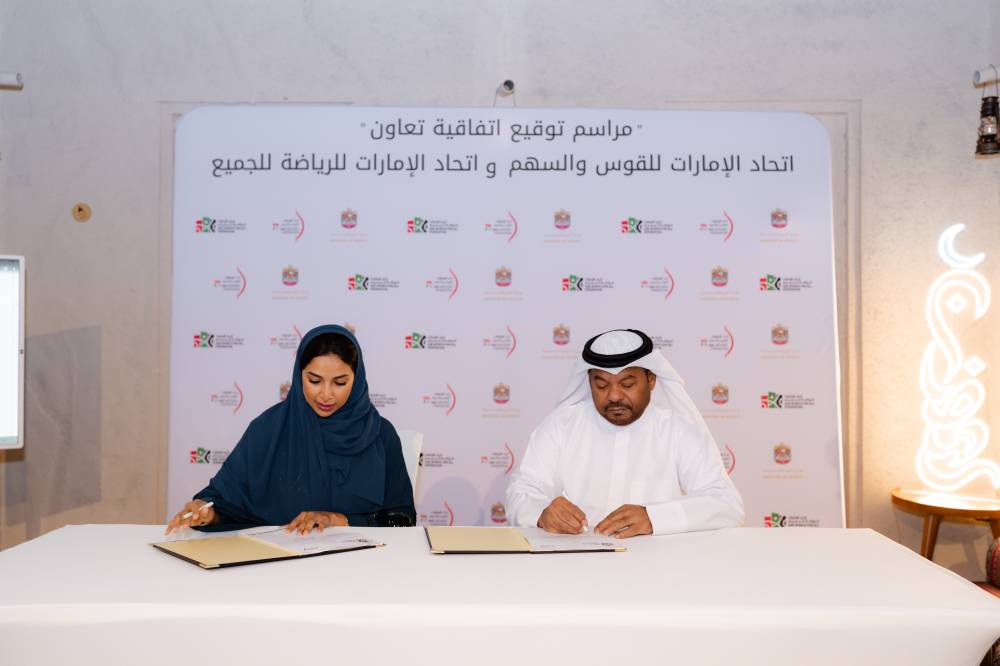 سعيد العاجل وهنادي الكابوري خلال توقيع الاتفاقية