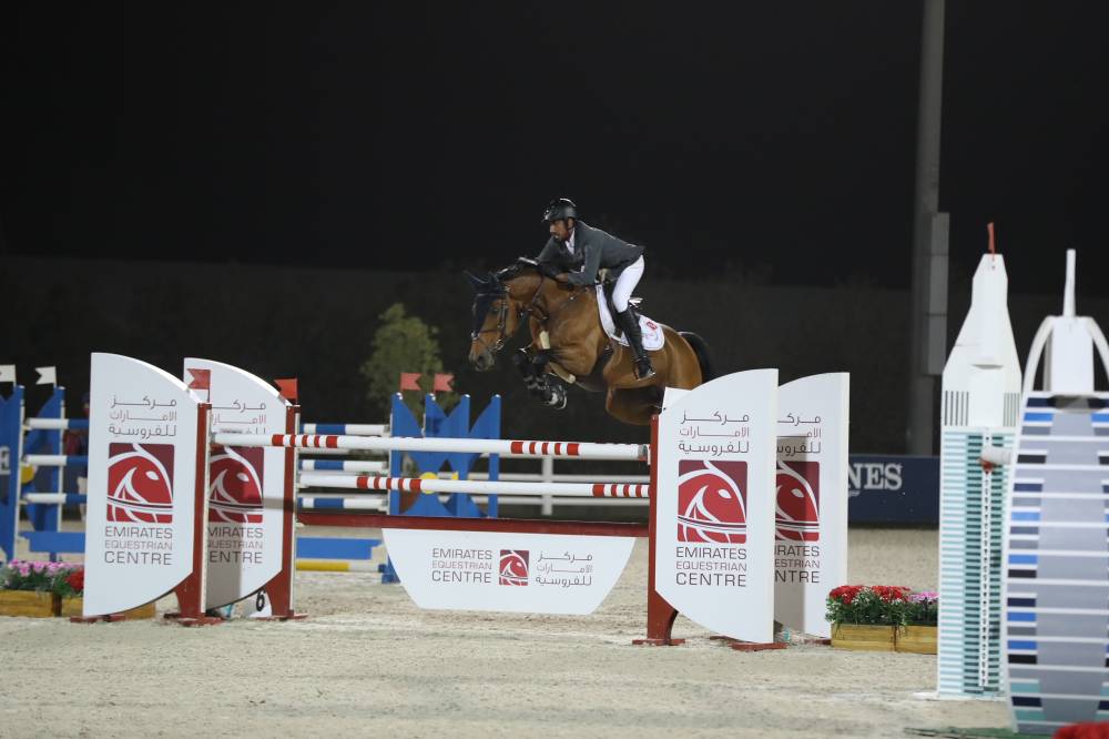 من منافسات القفز بمركز الإمارات للفروسية