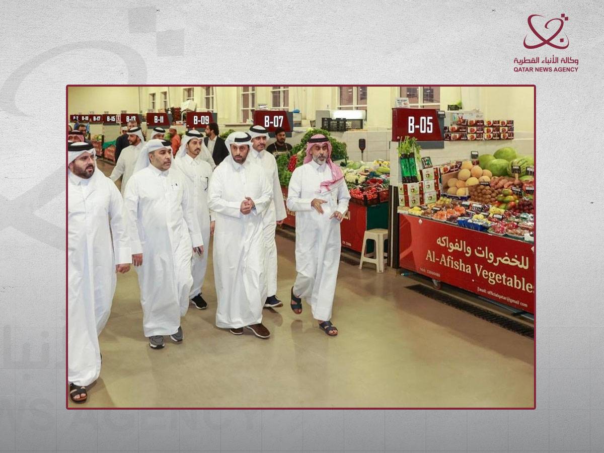 وزير البلدية القطري خلال جولة تفقدية لشركة محاصيل وسوق السيلية المركزي (قنا)