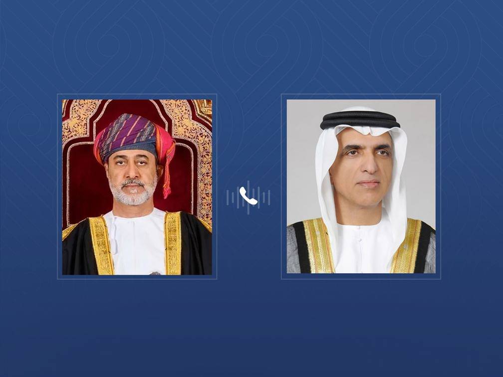 سعود بن صقر يعزي سلطان عمان هاتفياً