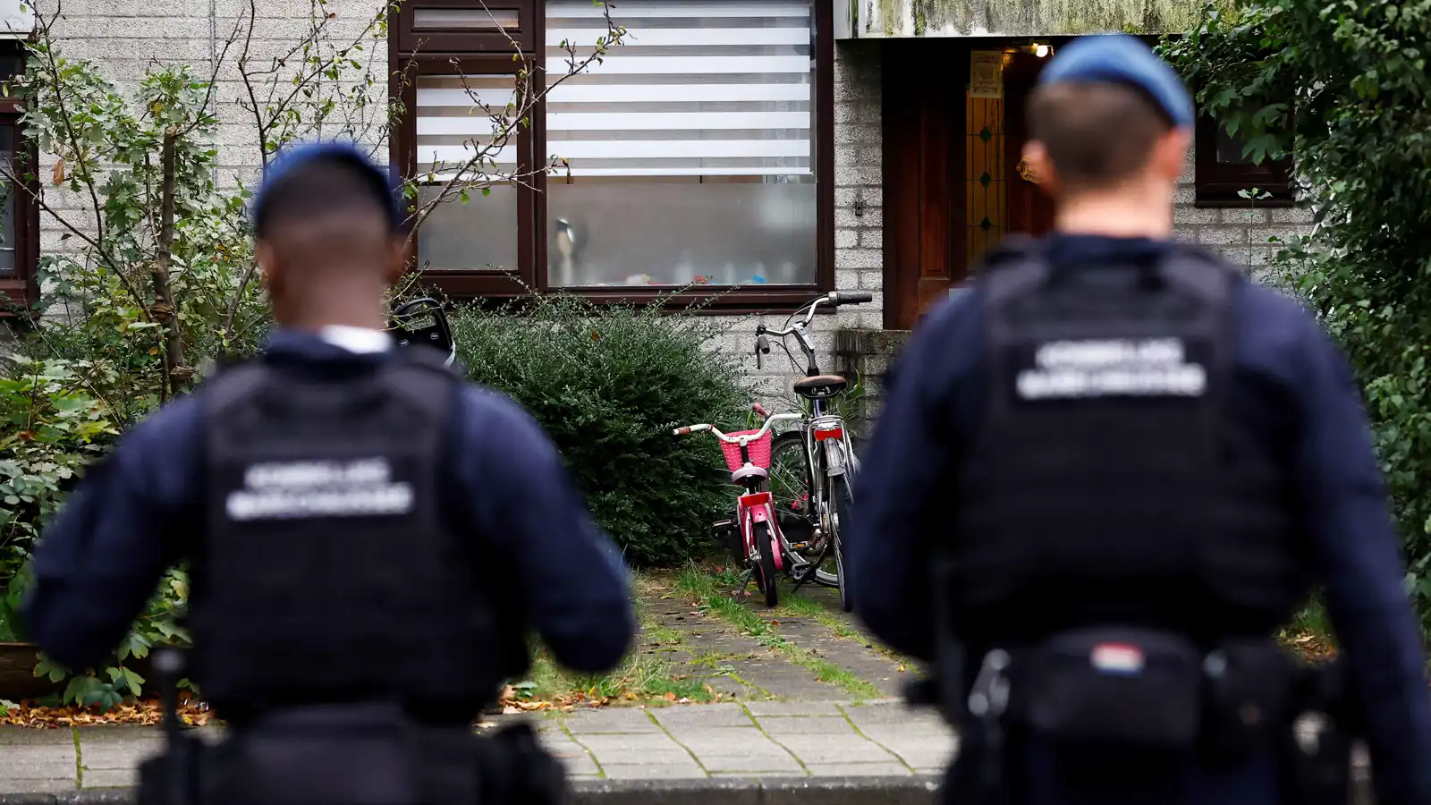 أفراد من الشرطة الهولندية في أمستردام