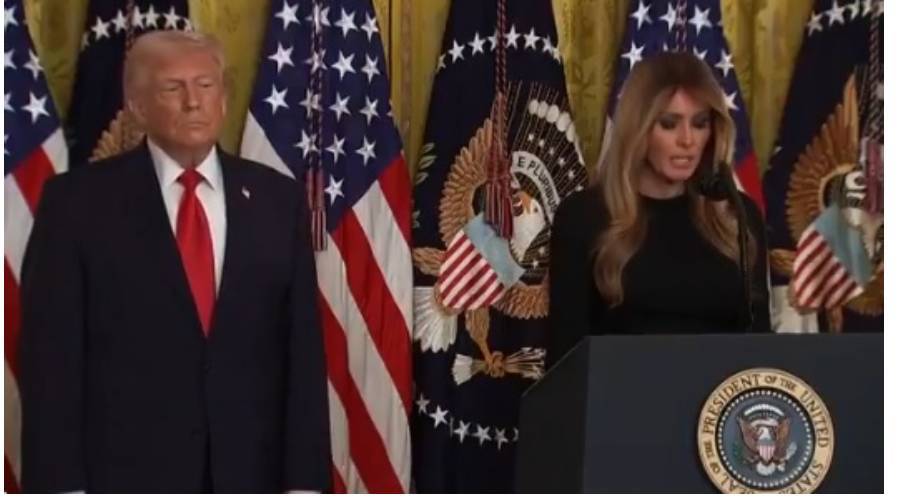 خلال إلقاء كلمتها