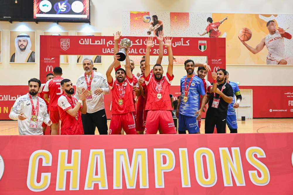 لاعبو البطائح يحتفلون بكأس الصالات