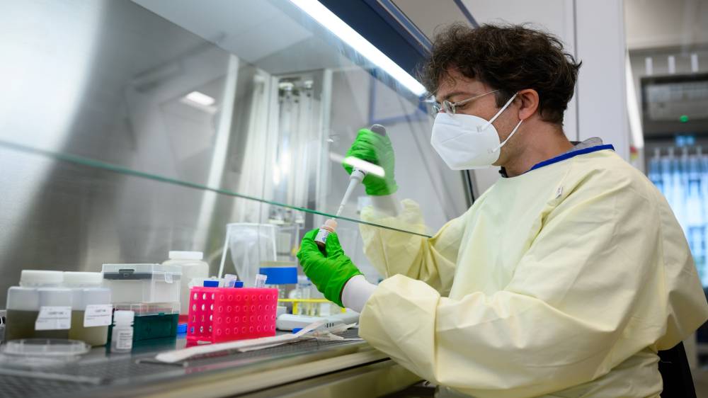 باحث خلال التجارب