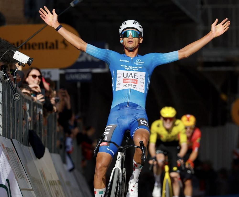 فريق الإمارات للدراجات يواصل التألق