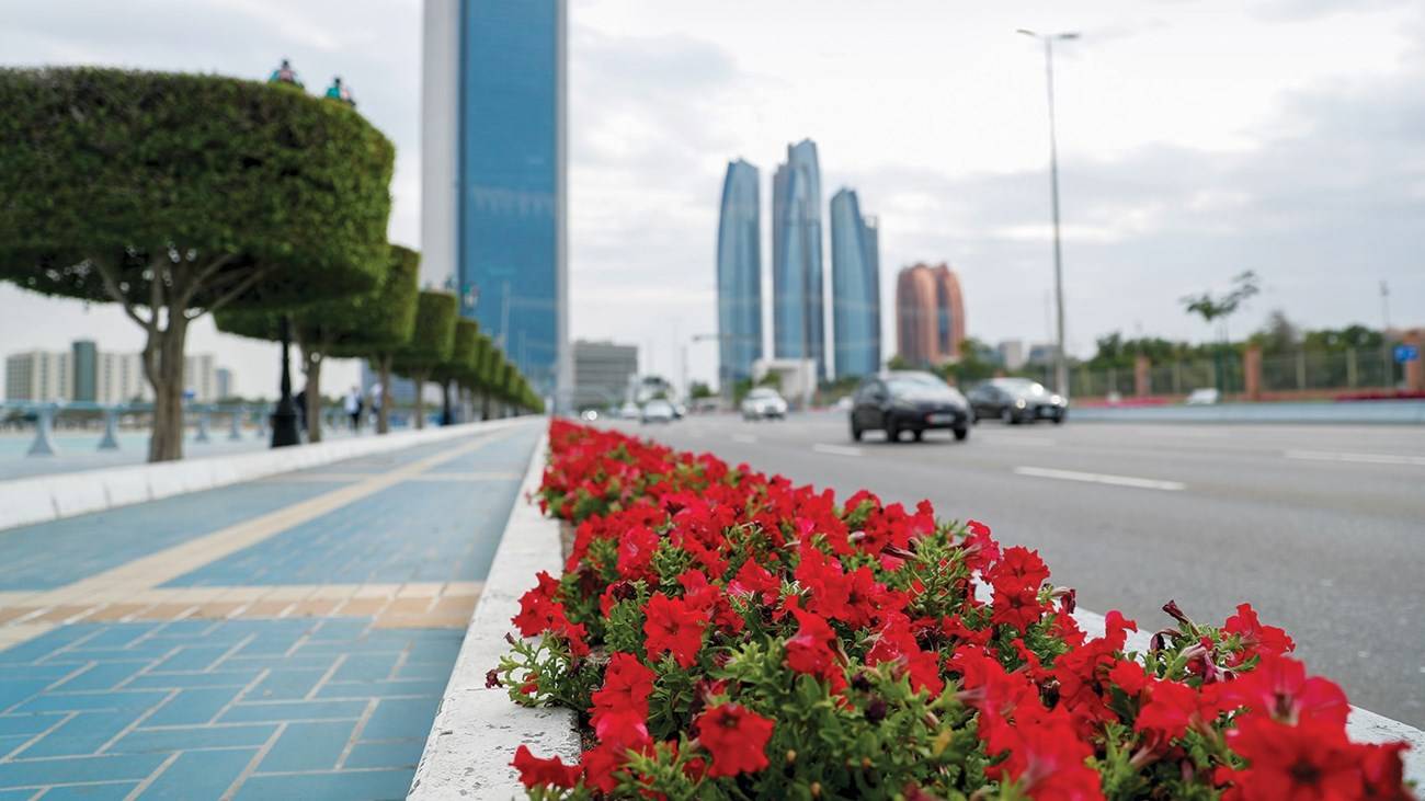 إنجاز 83 جسراً ونفقاً للمركبات والمشاة في أبوظبي 2025
