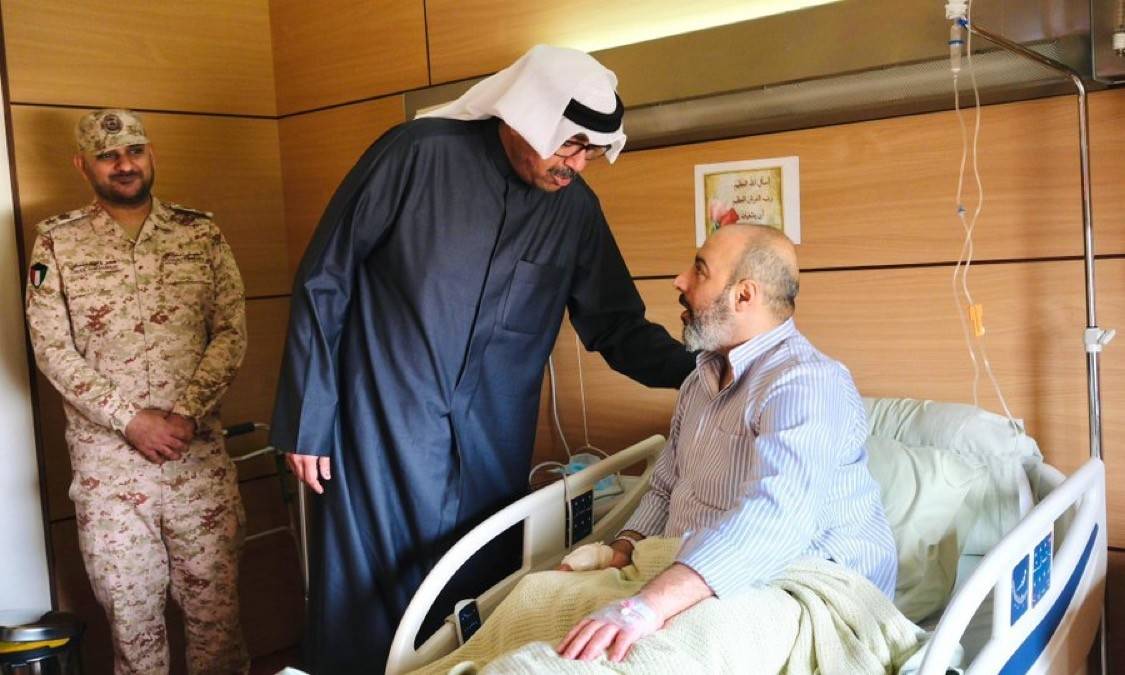 رئيس الوزراء الكويتي يتفقد أحد المصابين بشظايا سقوط مسيرة(كونا)