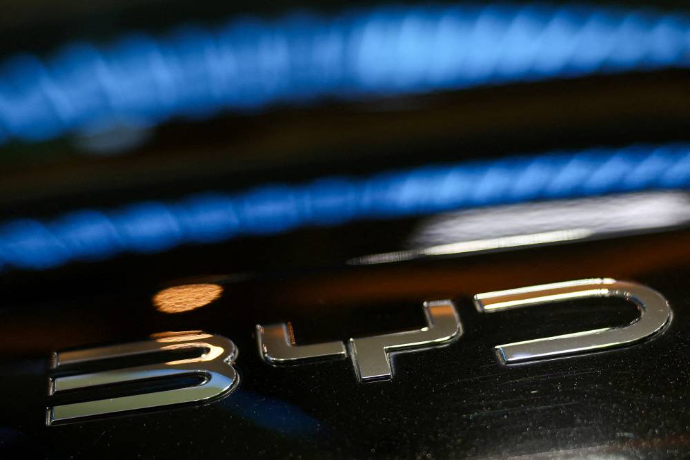 شعار «بي واي دي» على إحدى سياراتها الكهربائية (رويترز)