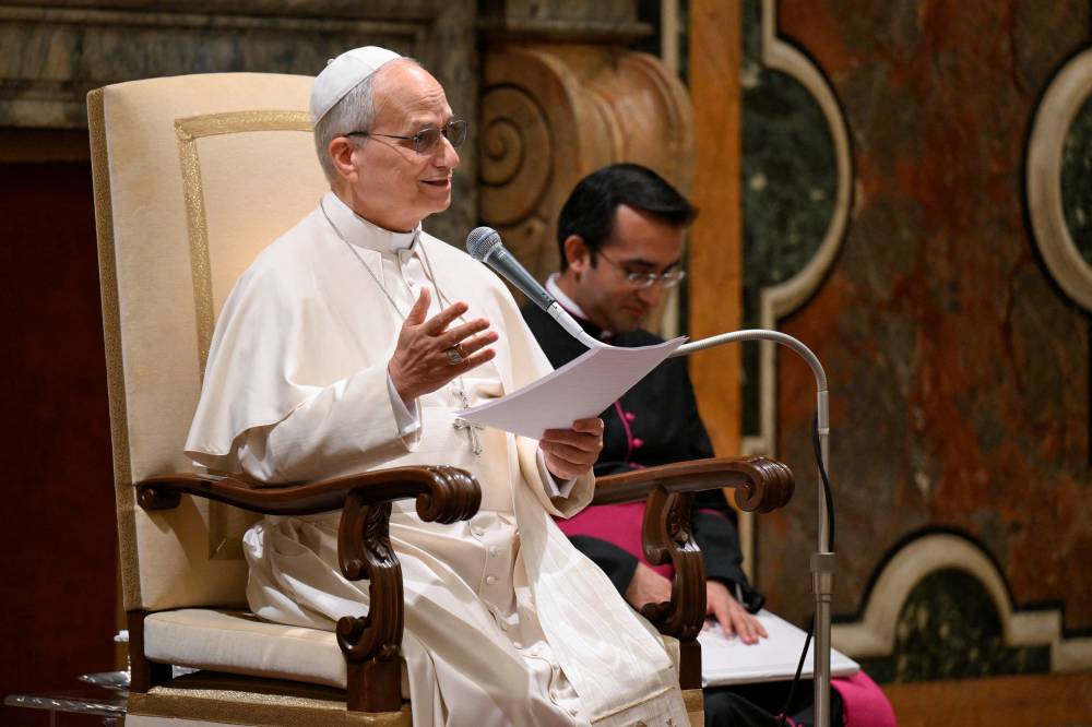 بابا الفاتيكان يطالب بتسليط الضوء على مآسي الحروب