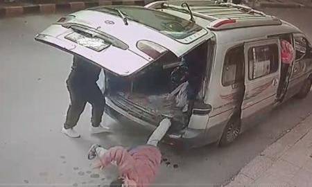 ملاحقة سائق في الأردن ألقى تلميذة من حافلة