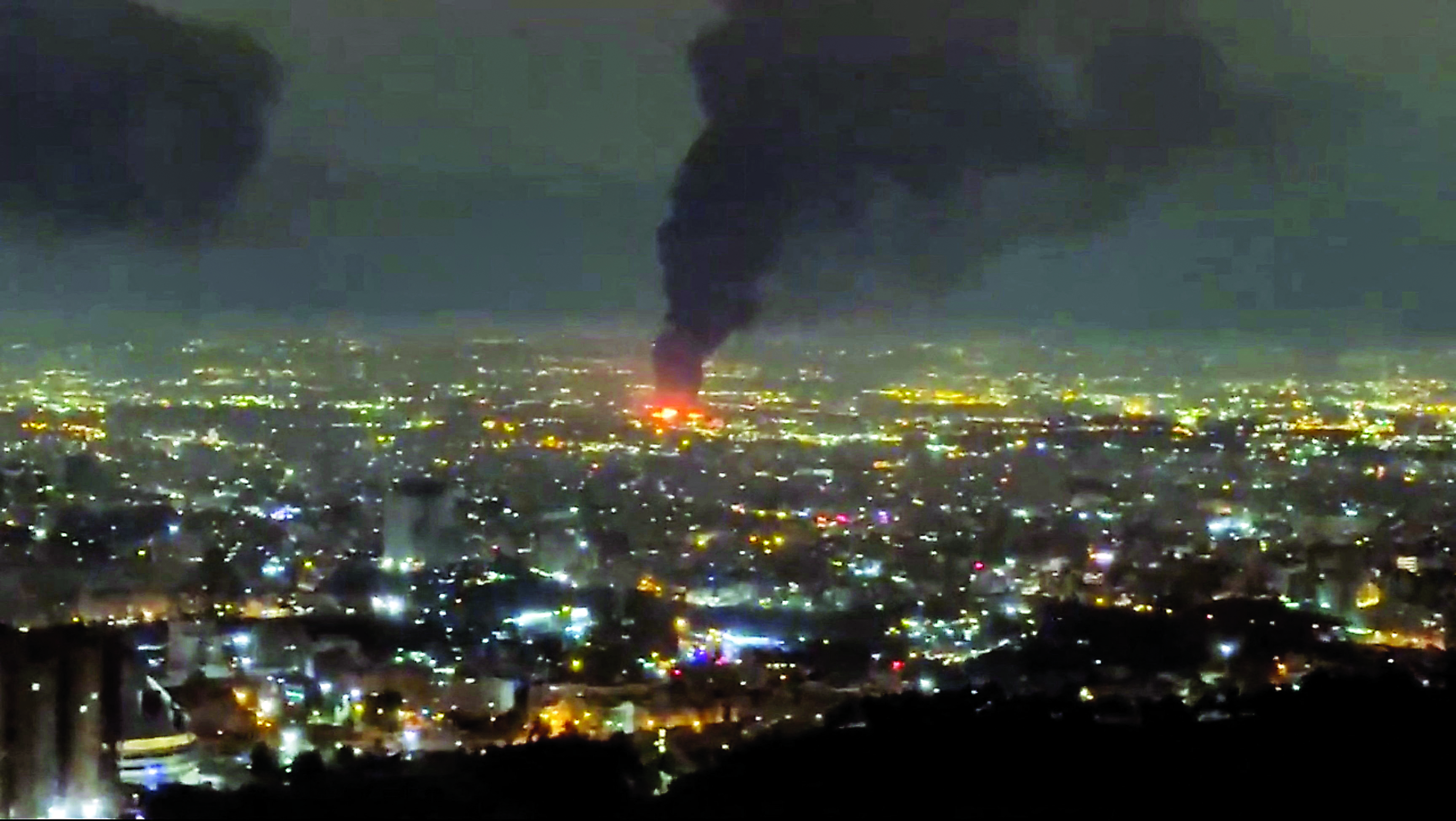 عمود من الدخان يتصاعد عقب غارات جوية في طهران