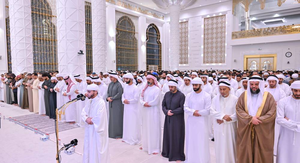 عمار بن حميد يؤدي صلاة القيام في مسجد آمنة الغرير