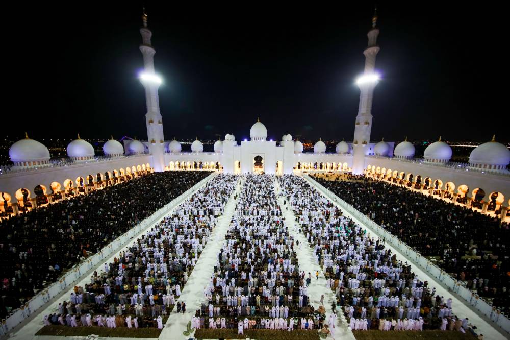 45800 مصل يحيون صلاة التهجد في جامع الشيخ زايد الكبير