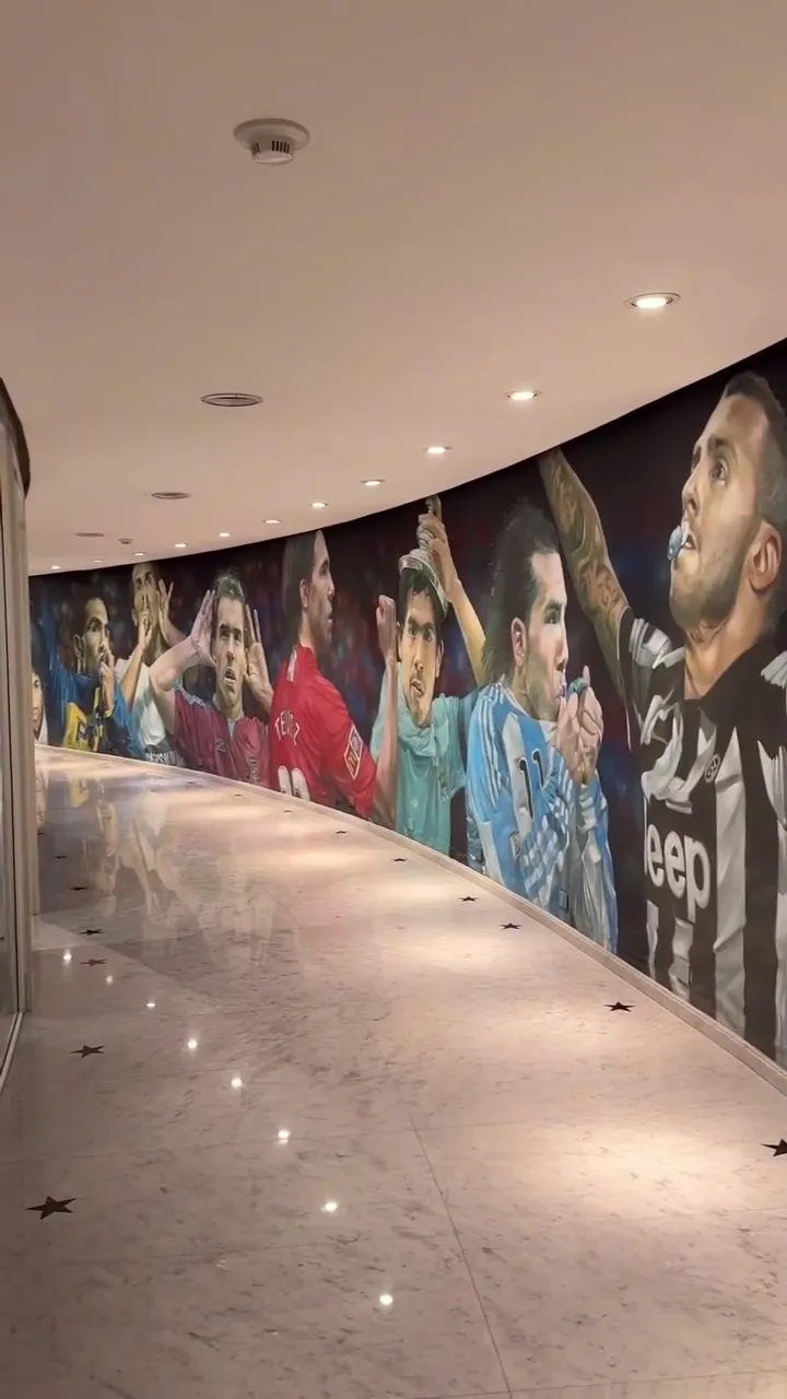 ممر يحمل صور مسيرته بـ7 أندية
