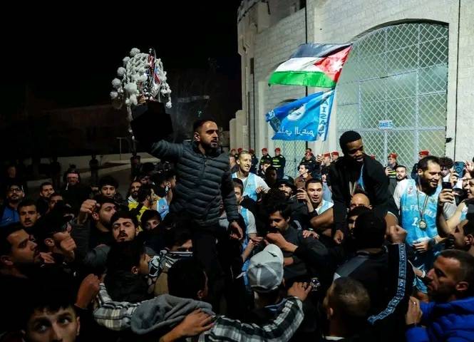 جانب من احتفال جمهور الفيصلي مع اللاعبين