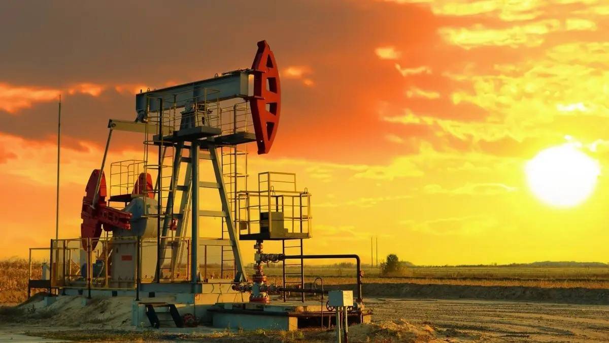 مخاوف من نقص الإمدادات ترفع النفط 2.5%