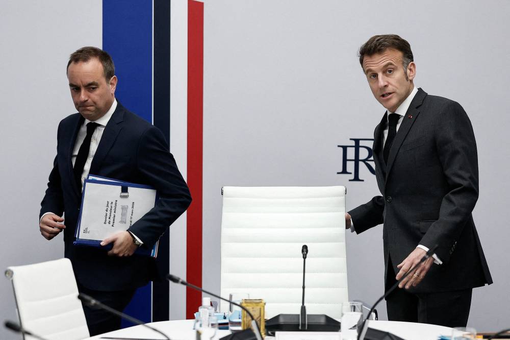 ماكرون ورئيس وزرائه سيباستيان ليكورنو يحضرون اجتماعاً حول وضع الشرق الأوسط (أ ف ب)