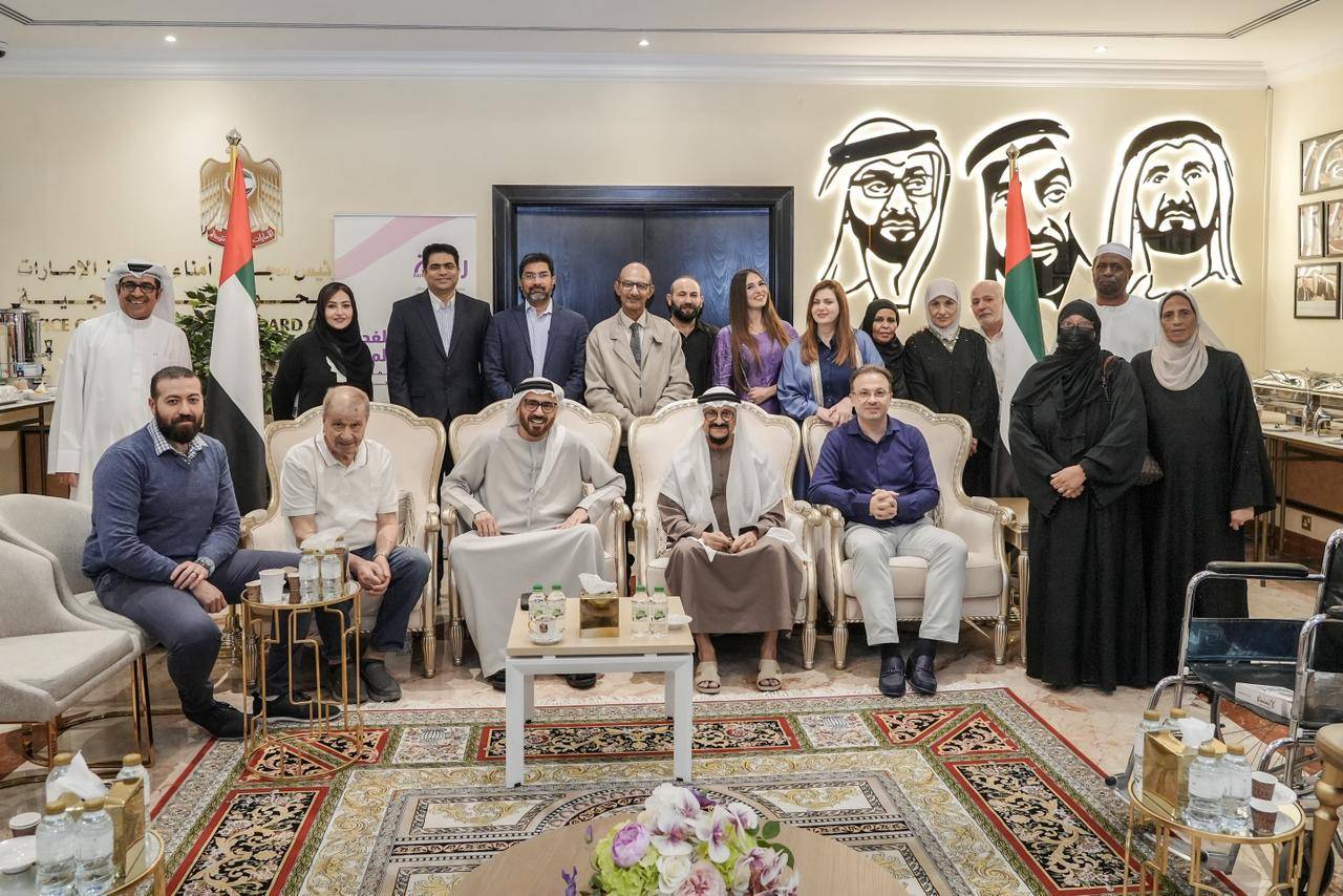 جمال السويدي يكرم محسناً أسهم في علاج مرضى السرطان المحتاجين