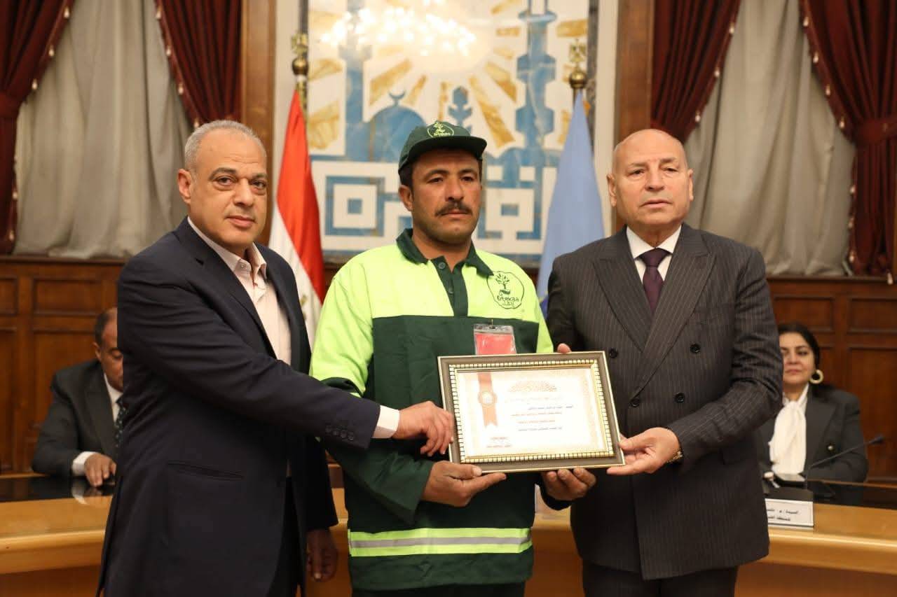 «القاهرة» تكرم عامل نظافة عثر على نصف مليون جنيه وسلمه للشرطة