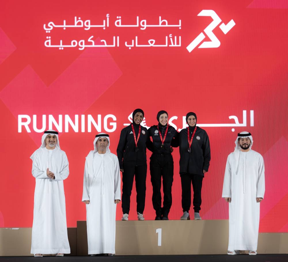 عارف العواني وعبدالله المهيري خلال تتويج الفائزات