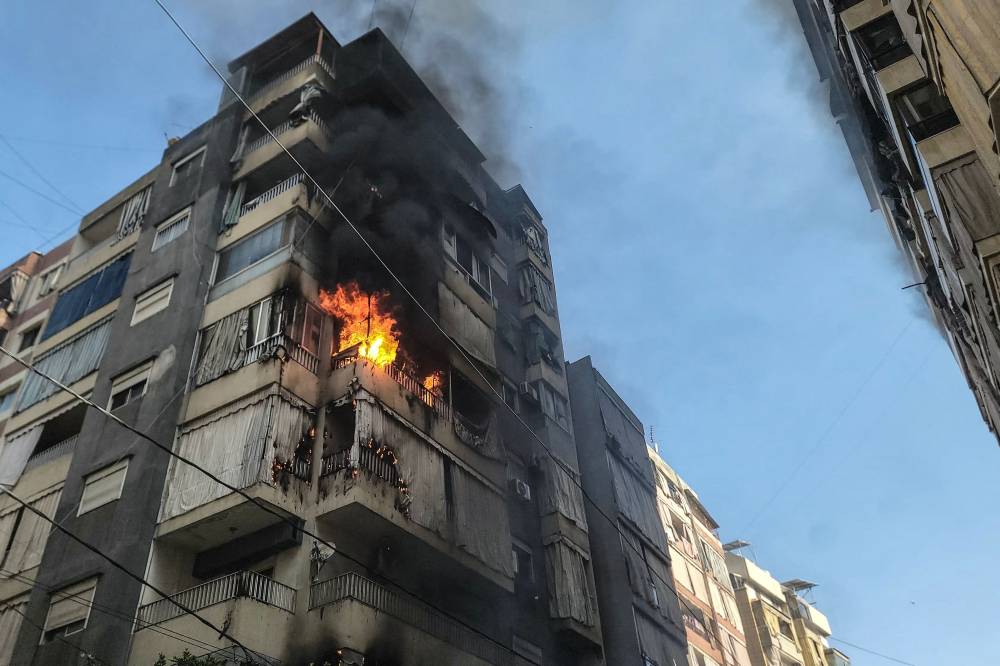 غارات كثيفة على لبنان.. وإسرائيل تقصف الجسور لعزل الجنوب