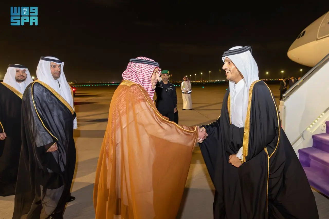 رئيس الوزراء، وزير الخارجية القطري، لدى وصوله أمس إلى الرياض (واس)