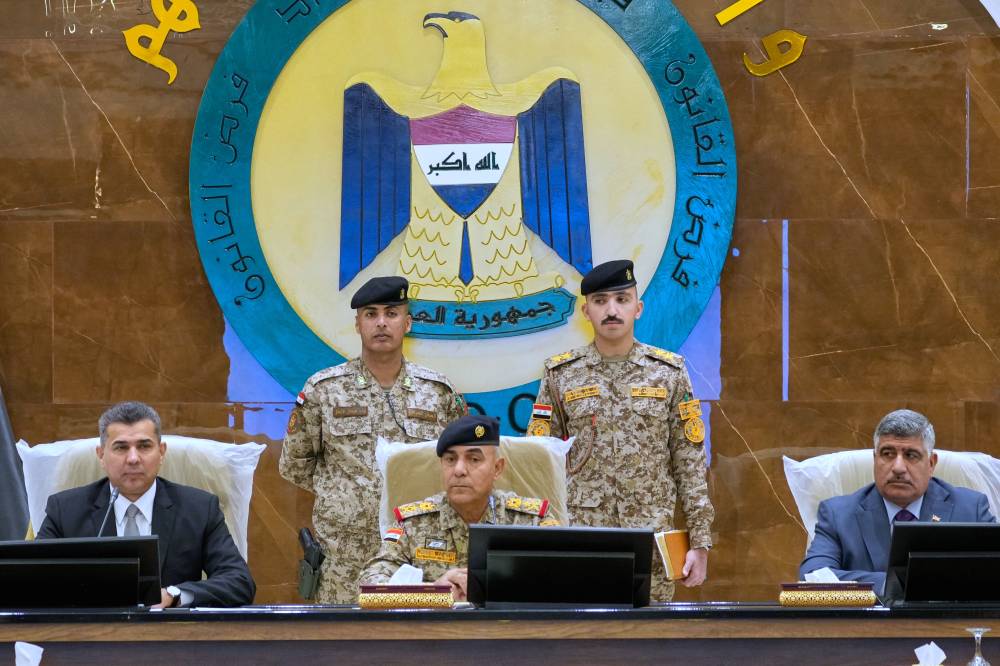 
اللواء وليد خليفة، قائد عمليات بغداد، خلال حضوره اجتماعا في مقر القيادة (أ ب )