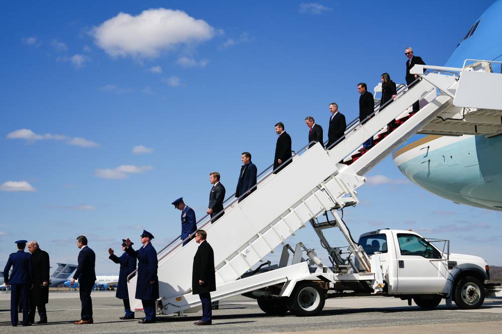 ترامب ومسؤولون يصلون قاعدة 