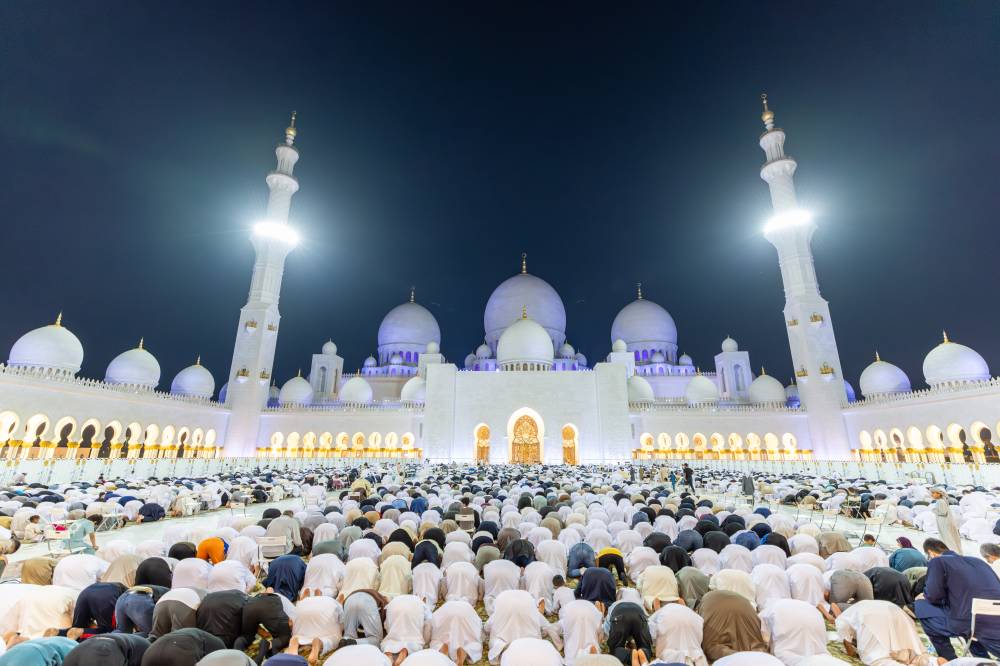 جامع الشيخ زايد يستقبل زواره بـ «نور وضياء»