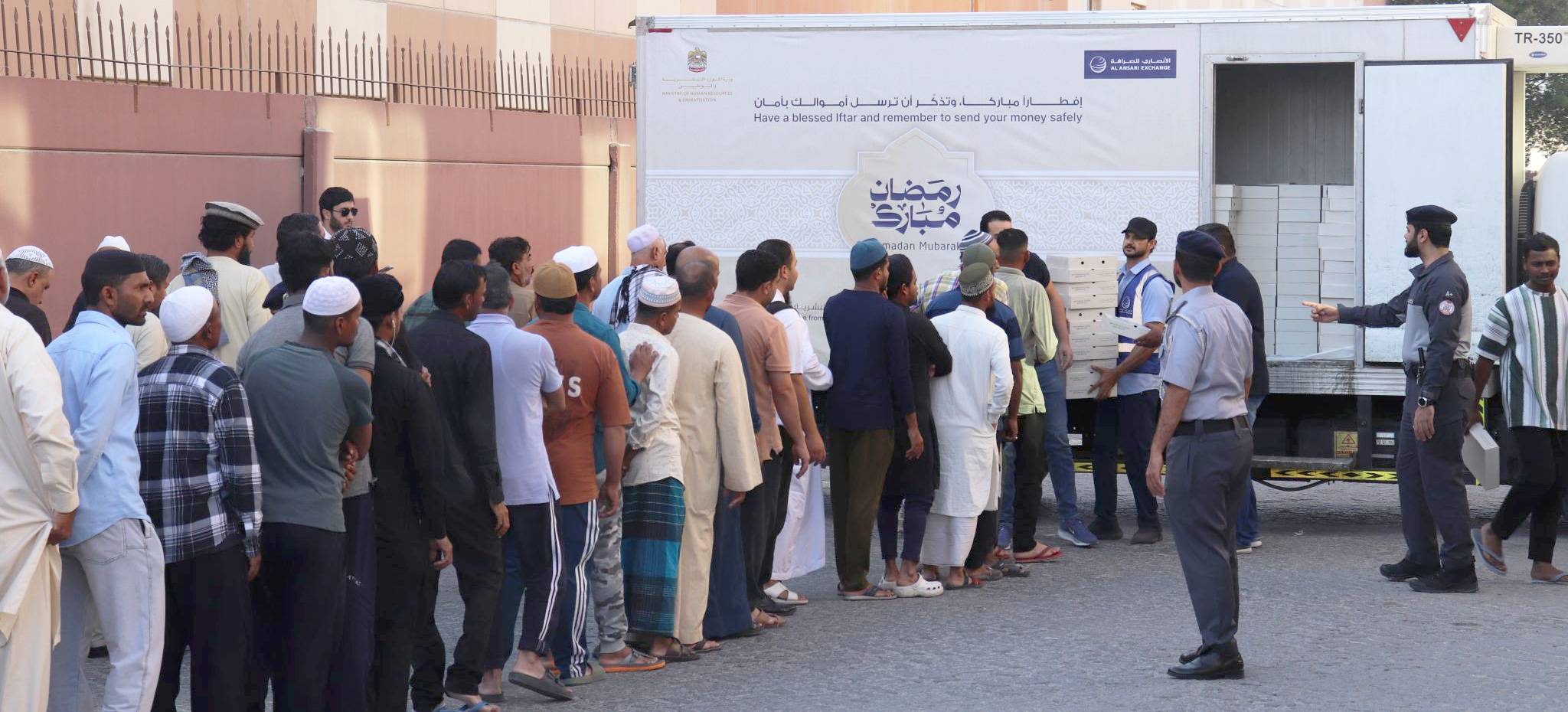 «الأنصاري للصرافة» توزع 10000 وجبة إفطار