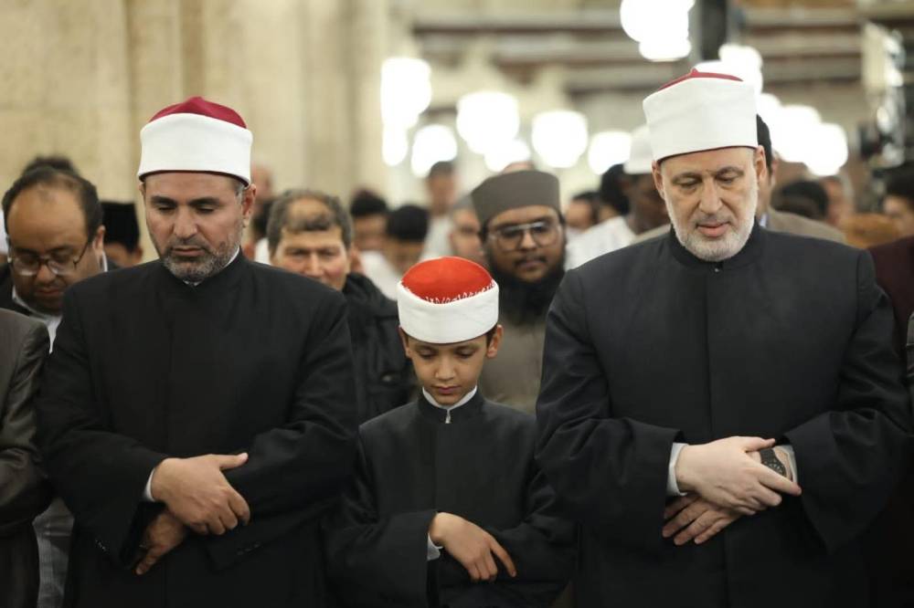 الطفل عمر علي.. نجم جائزة دبي يؤم المصلين في الأزهر