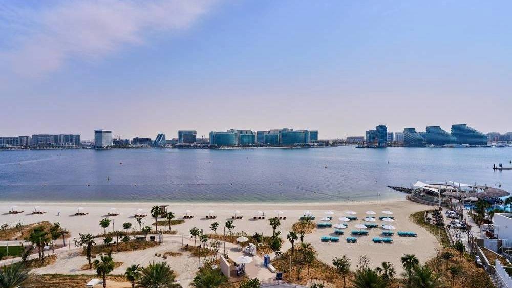 بلدية دبي تخصص خمسة شواطئ حصراً للعائلات خلال العيد