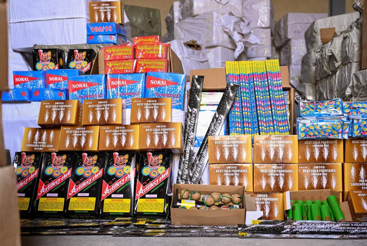 شرطة الشارقة تضبط 60 طناً من الألعاب النارية وتؤكد استمرار حملاتها لحماية المجتمع