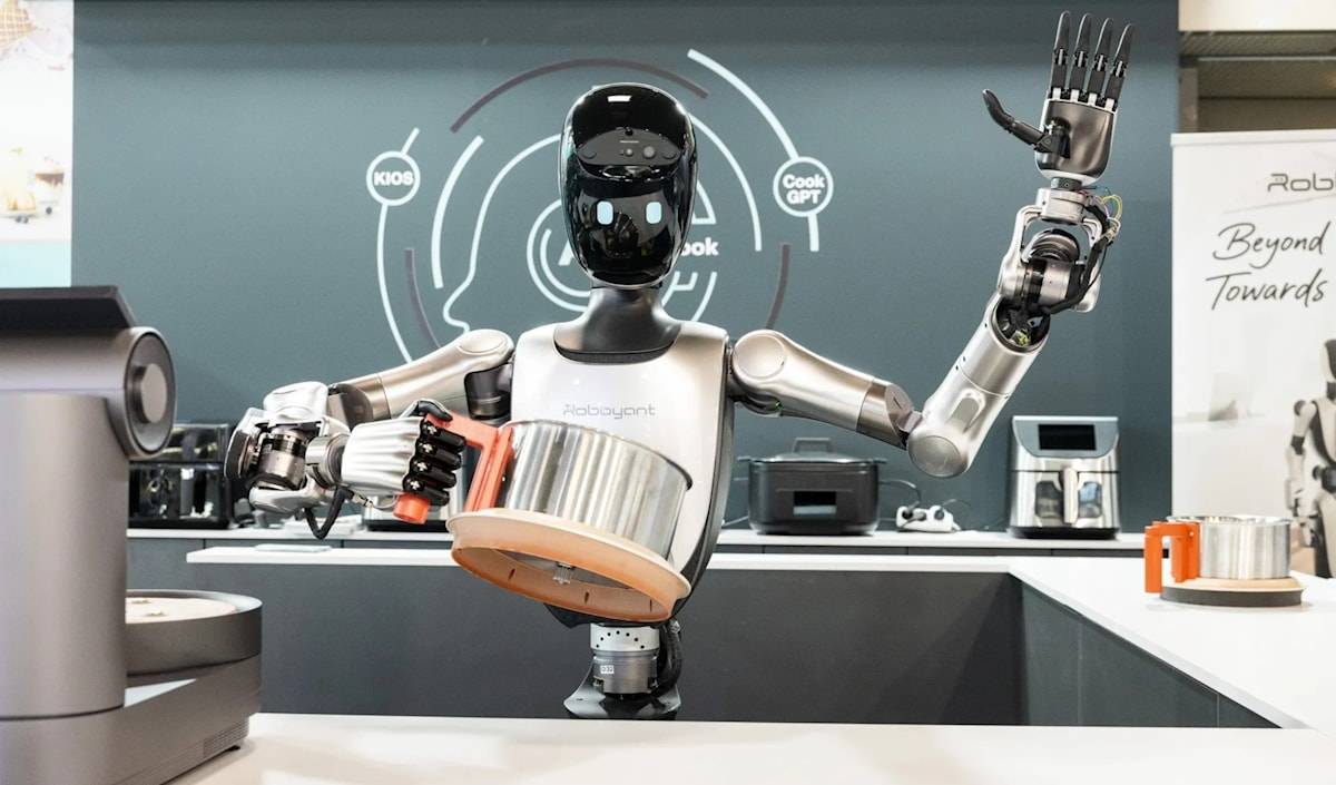 مدارس مهنية تدرب الروبوتات لدخول سوق العمل