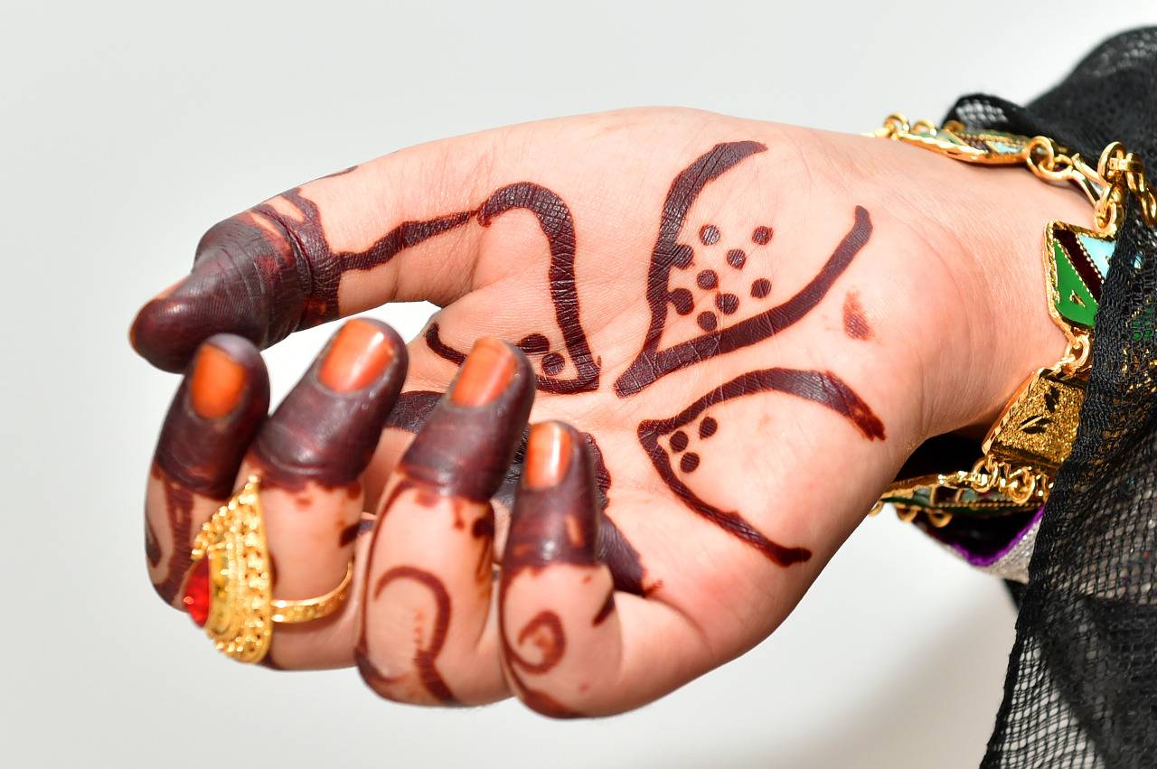 نقش الحناء.. زينة موسمية تواكب الأعياد
