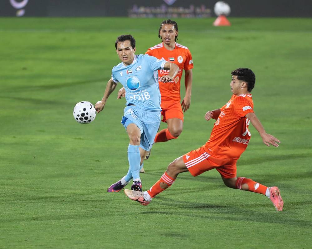 شوكوروف لاعب بني ياس يحاول المرور