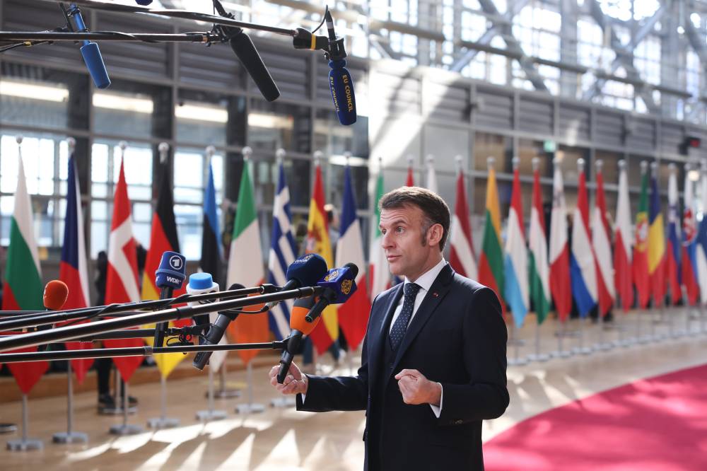  ماكرون يتحدث الى الصحافيين في بروكسل قبل قمة القادو(أ.ب)