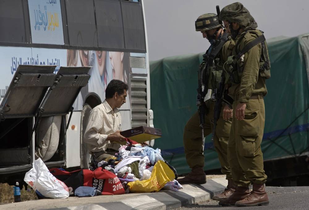 الاحتلال يكثف وتيرة الاقتحامات الليلية ويشدد القيود على الفلسطينيين