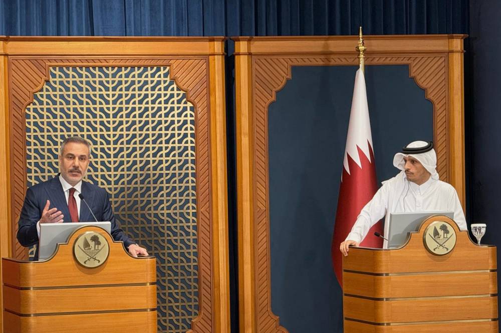 وزير الخارجية القطري ونظيره التركي خلال مؤتمر صحفي في الدوحة (أ ب)