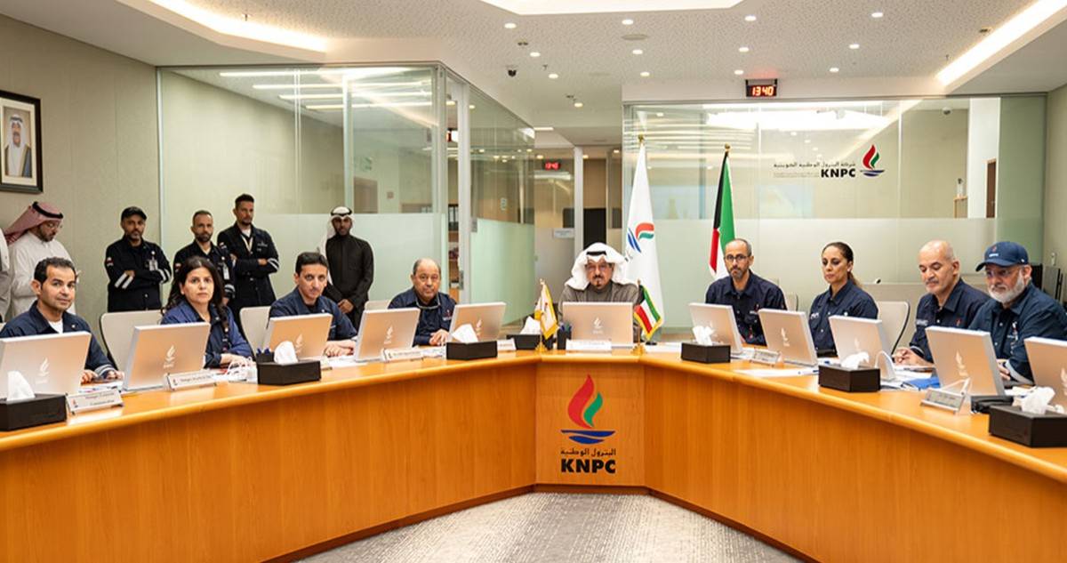 رئيس مجلس الوزراء الكويتي في غرفة إدارة الأزمات بشركة البترول الوطنية (كونا)

