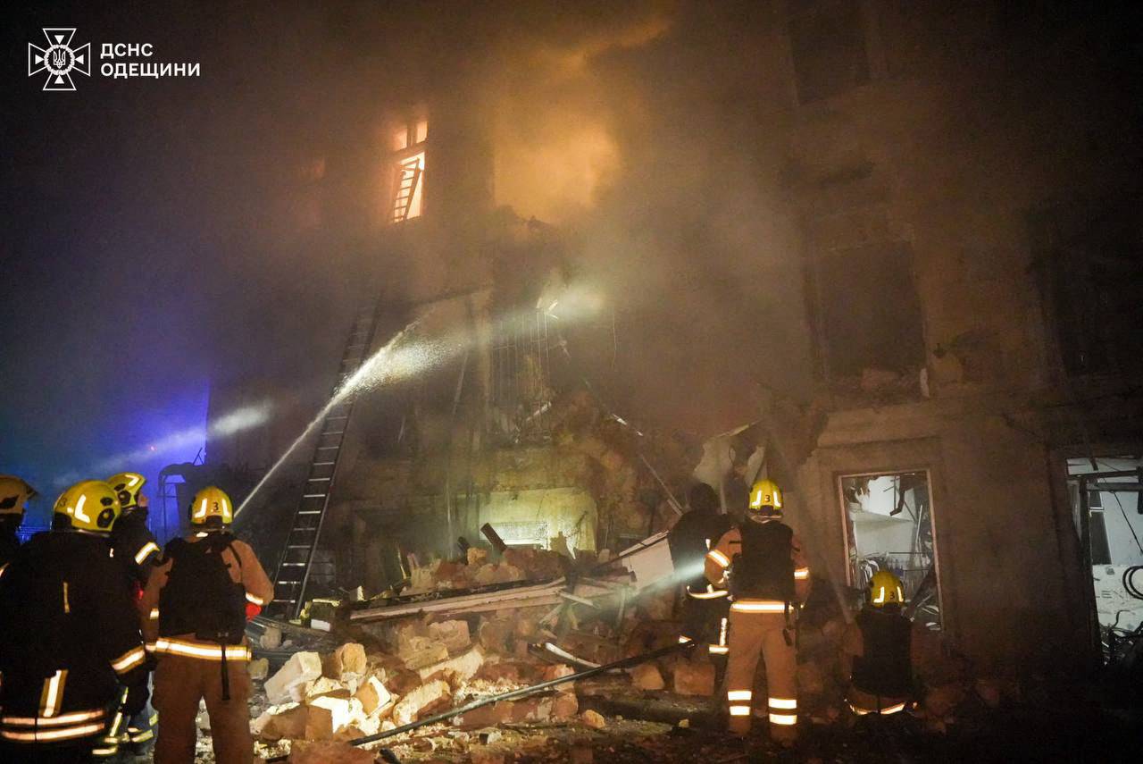  رجال الإطفاء  يُخمدون حريقًا في مبنى سكني عقب غارة روسية على أوديسا (  اف ب)