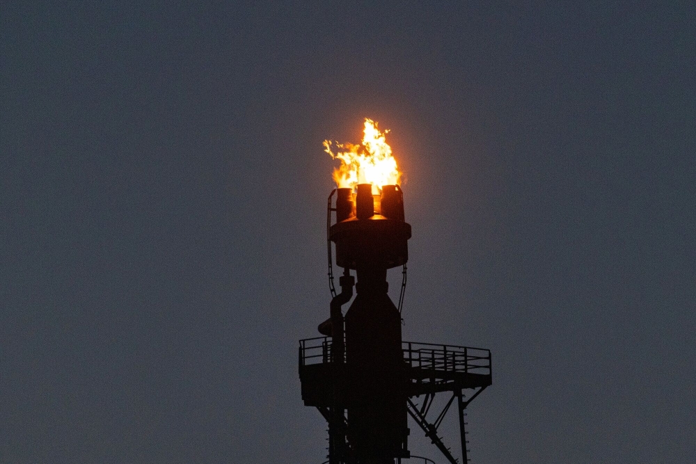 شعلة مدخنة مصفاة النفط في مدينة شفيدت الألمانية (بلومبيرغ)