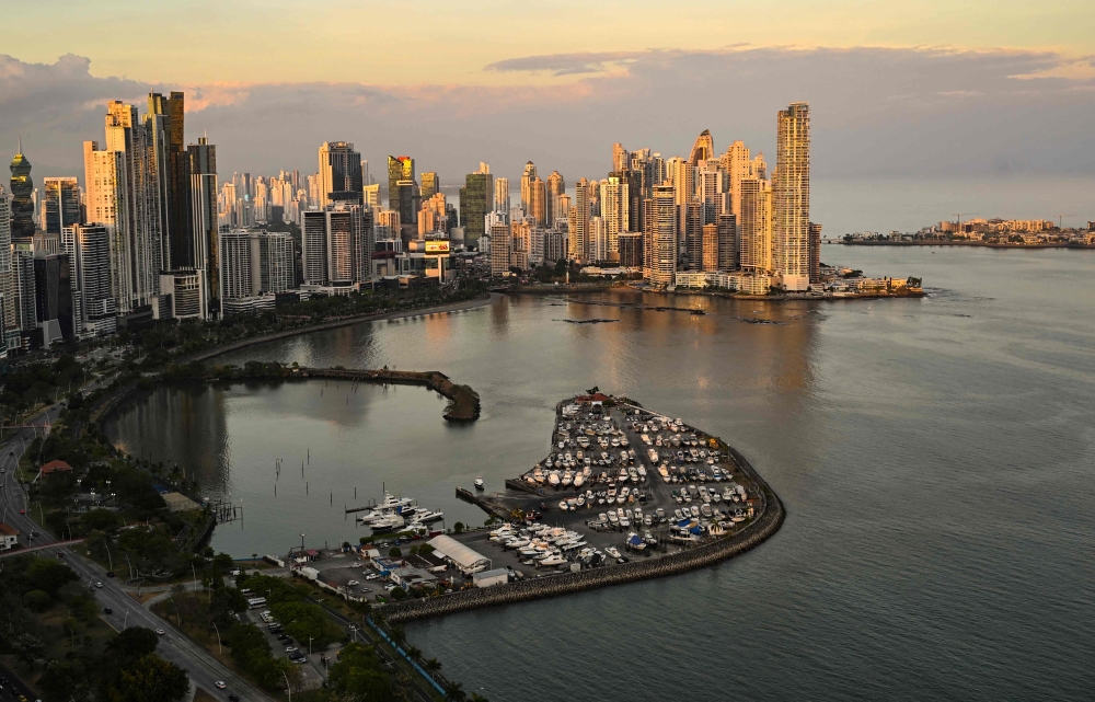 أبراج في مدينة بنما الساحلية