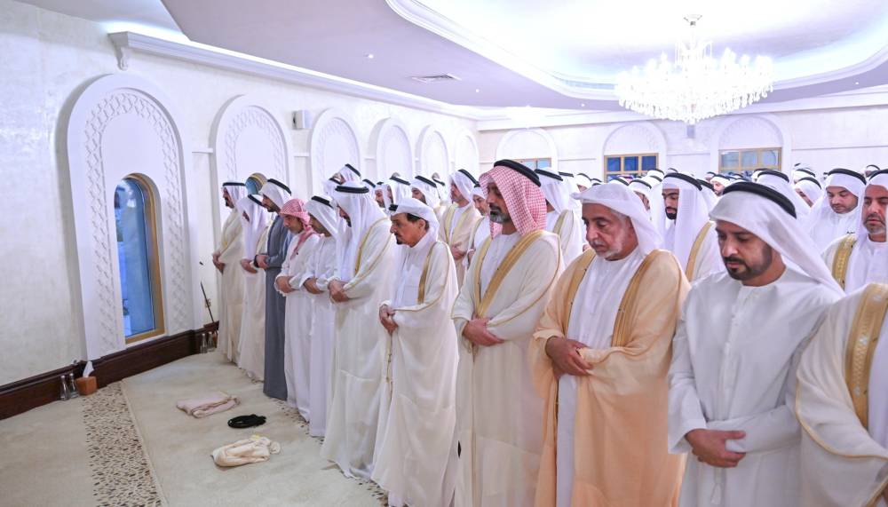 حاكم عجمان يؤدي صلاة عيد الفطر في مسجد قصر الزاهر