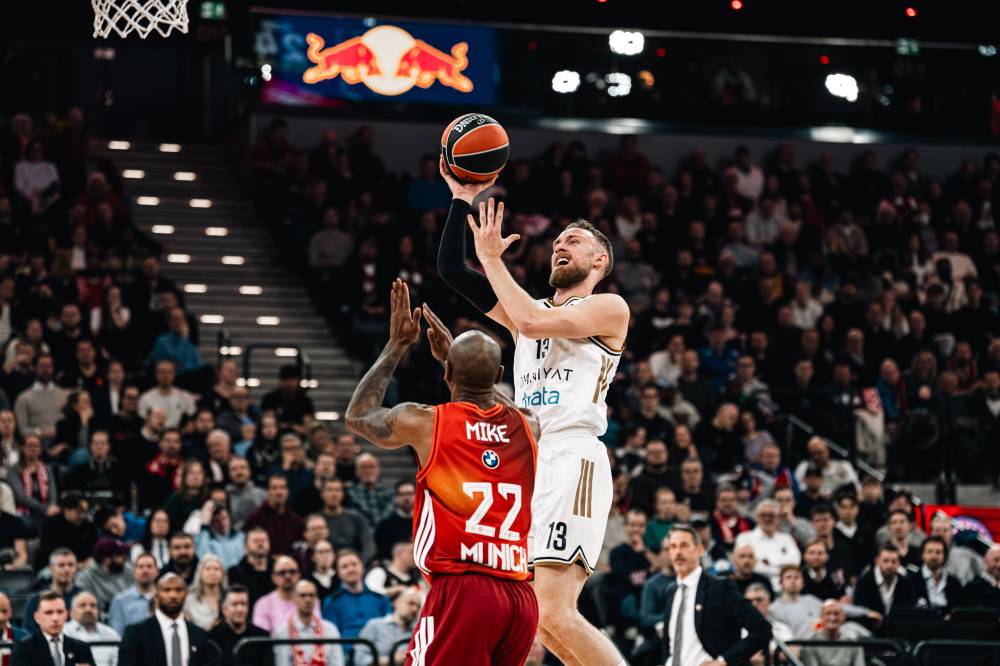 محاولة تسجيل للاعب من فريق دبي