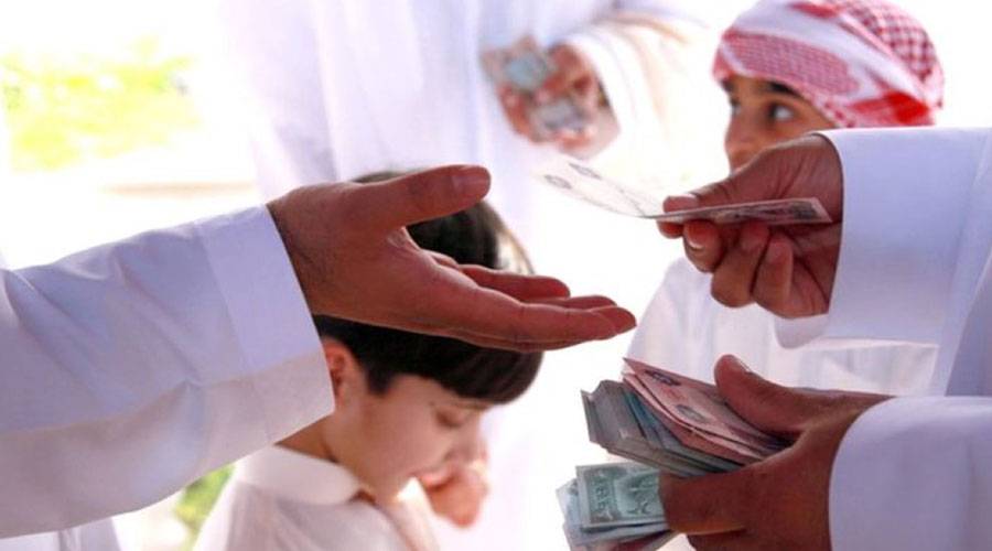 العيدية.. موروث وبهجة ينتظرها الصغار