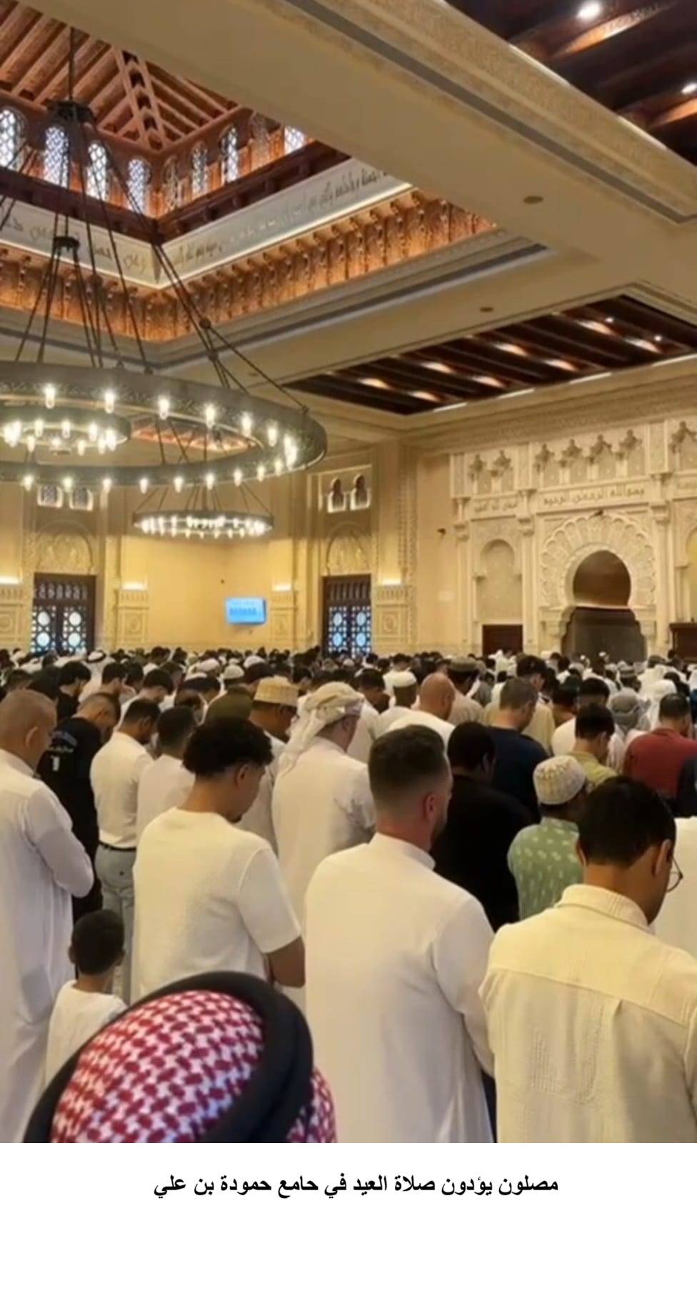 مصلون يؤدون صلاة العيد في جامع حمودة بن علي