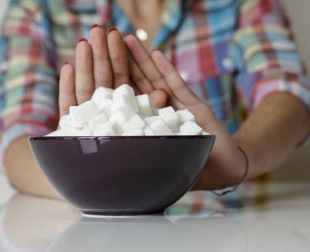 احذر هذه العلامات.. 4 إشارات يرسلها جسمك تخبرك بضرورة التوقف عن تناول السكريات فوراً